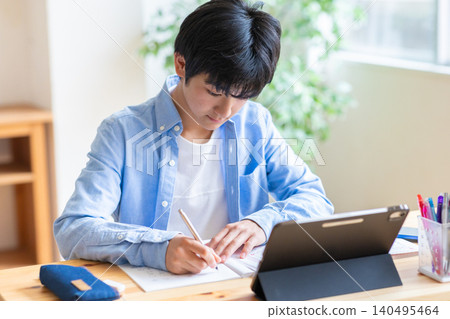 在家學習的初中生 在家學習的初中生 140495464