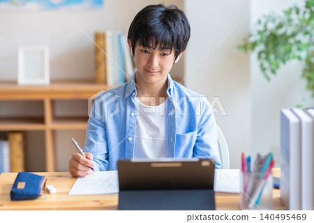 在家學習的初中生 在家學習的初中生 140495469
