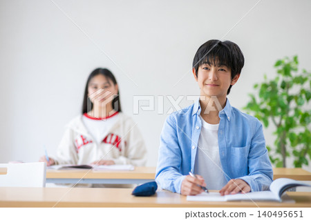 初中生在補習班學習 初中生在補習班學習 140495651