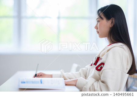 初中生在補習班學習 初中生在補習班學習 140495661