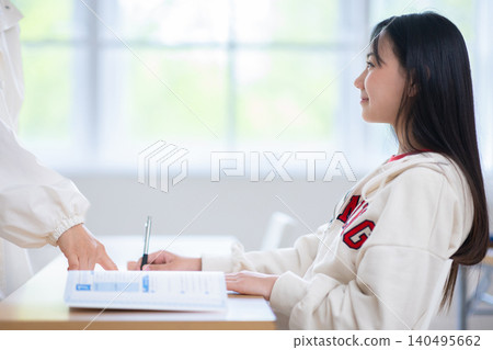 初中生在補習班學習 140495662