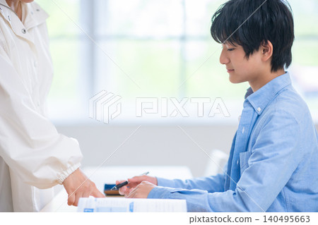 初中生在補習班學習 初中生在補習班學習 140495663