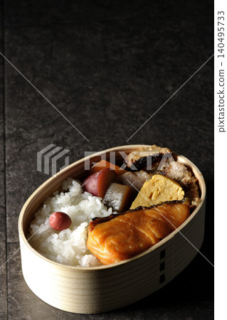 Grilled fish lunch 140495733