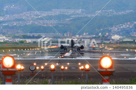 伊丹機場跑道上的噴射機 伊丹機場跑道上的噴射機 140495836