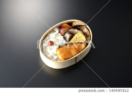 烤魚便當,黑色背景拍攝 烤魚便當,黑色背景拍攝 140495922