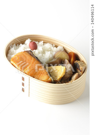 白色背景上的烤魚便當照片 140496114