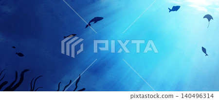 魚兒在水下游動，沐浴在陽光下。 140496314