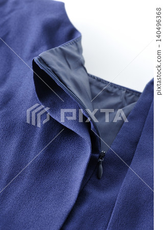 拉開衣服拉鍊 拉開衣服拉鍊 140496368