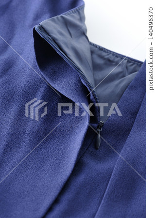 拉開衣服拉鍊 拉開衣服拉鍊 140496370