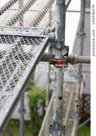 The clamps attached to the scaffolding supports are color-coded. The clamps attached to the scaffolding supports are color-coded. 140496476