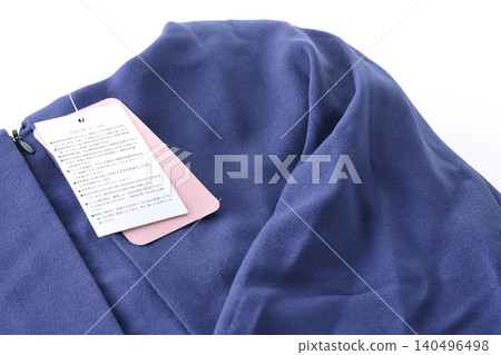 衣服上的價格標籤還未撕掉。 衣服上的價格標籤還未撕掉。 140496498