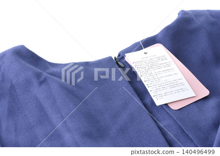 衣服上的價格標籤還未撕掉。 衣服上的價格標籤還未撕掉。 140496499