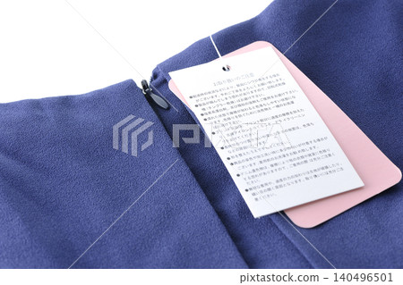 衣服上的價格標籤還未撕掉。 衣服上的價格標籤還未撕掉。 140496501