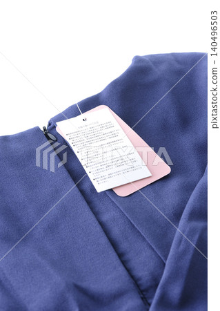 衣服上的價格標籤還未撕掉。 衣服上的價格標籤還未撕掉。 140496503