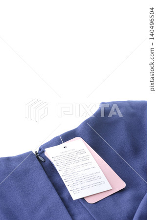 衣服上的價格標籤還未撕掉。 衣服上的價格標籤還未撕掉。 140496504