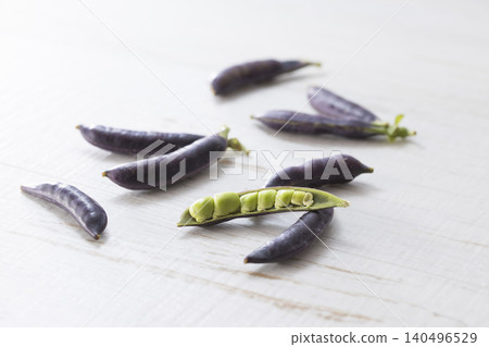 Purple snap peas 140496529