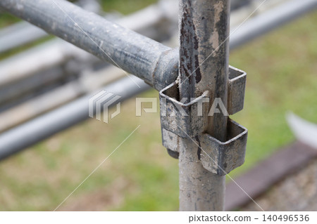 特寫鏡頭展現了油漆工作所需的鷹架搭建以及磚塊安全放置的過程。 特寫鏡頭展現了油漆工作所需的鷹架搭建以及磚塊安全放置的過程。 140496536