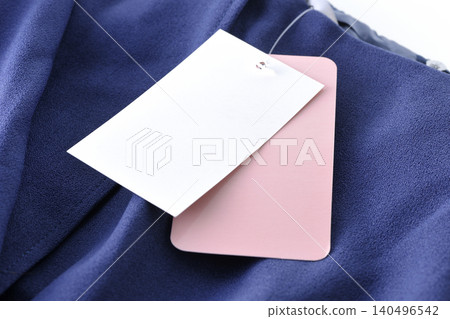 衣服上的價格標籤還未撕掉。 衣服上的價格標籤還未撕掉。 140496542