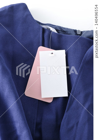 衣服上的價格標籤還未撕掉。 衣服上的價格標籤還未撕掉。 140496554