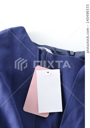 衣服上的價格標籤還未撕掉。 衣服上的價格標籤還未撕掉。 140496555