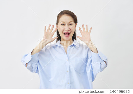 一位驚喜而高興的女士，背景為白色 140496625