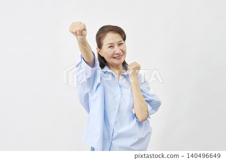 一位女士在白色背景上揮拳慶祝 140496649