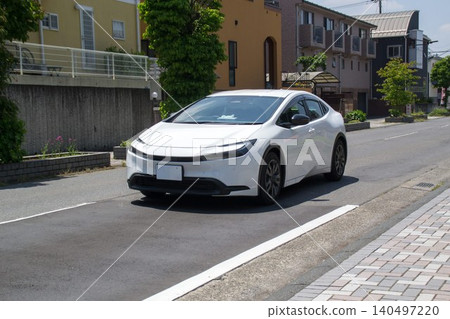 插電式混合動力轎車在城市街道上行駛 插電式混合動力轎車在城市街道上行駛 140497220