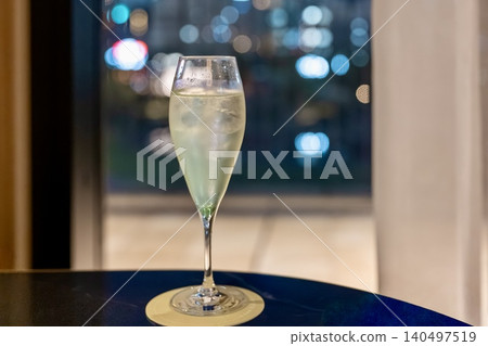 欣賞夜景,享受美好時光 欣賞夜景,享受美好時光 140497519