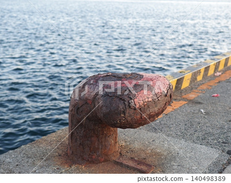 碼頭上矗立著繫泊柱；海景；留白；背景；侘寂；鏽跡斑斑的藝術。 140498389