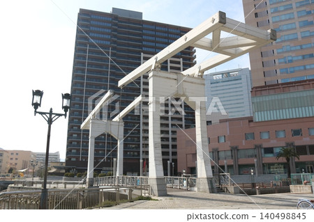 The "Hanekko" drawbridge, a symbol of Kobe Harborland, stands out against the blue sky. 140498845