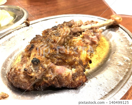 在大阪品嚐正宗贊岐地區美食：鮮嫩多汁的帶骨雞肉盛放在銀盤中。 140499125