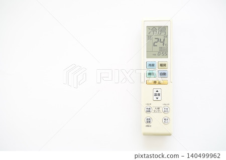 白色背景的空調遙控器 140499962