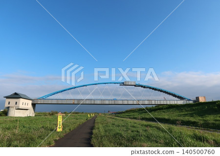 拱橋正在興建中 140500760