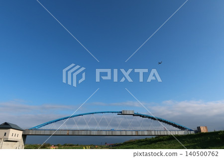 一座正在興建中的拱橋和一架飛機 一座正在興建中的拱橋和一架飛機 140500762