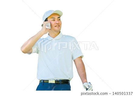 一位身穿高爾夫球服的男性高爾夫球手正在使用他的智慧型手機（應用程式、計分、計分管理、球場策略、球場地圖）。 140501337