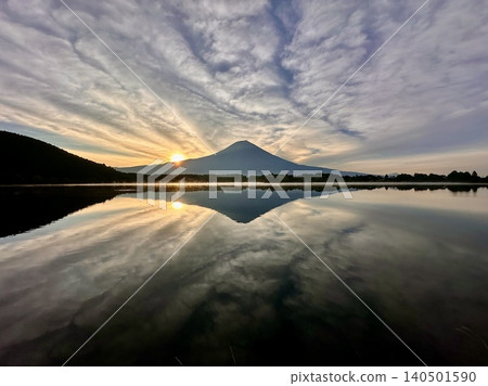 從狸湖看到的富士山和太陽 從狸湖看到的富士山和太陽 140501590