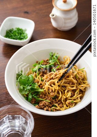 Mix the soupless dandan noodles with chopsticks. Mix the soupless dandan noodles with chopsticks. 140501671