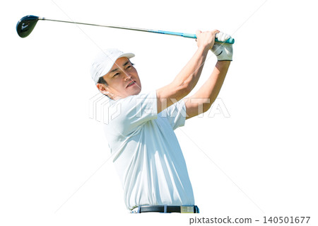 一名男高爾夫球手正在高爾夫球場上揮桿擊球。 140501677