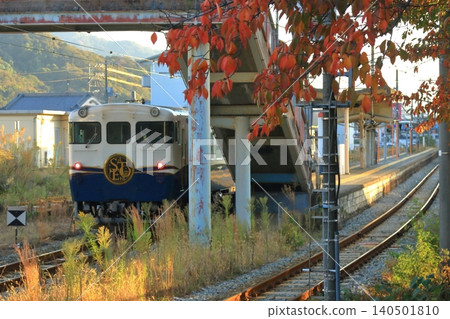 秋季,觀光列車 Etcetera 途經秋川尻站。 秋季,觀光列車 Etcetera 途經秋川尻站。 140501810