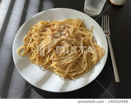 Creamy spaghetti carbonara made with rich egg yolk sauce, crispy bacon, parmesan cheese, and freshly ground black pepper for a classic, indulgent Italian pasta dish. 140502489