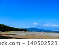 靜岡縣三保松原松林上空晴空萬裡，遠處是富士山。 140502523