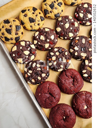 Freshly baked cookies with a golden-brown finish and chocolate chips. Perfectly crisp on the edges with a soft center, offering a delicious, comforting treat for any occasion. Freshly baked cookies with a golden-brown finish and chocolate chips. Perfectly crisp on the edges with a soft center, offering a delicious, comforting treat for any occasion. 140502652