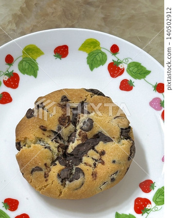 Freshly baked cookies with a golden-brown finish and chocolate chips. Perfectly crisp on the edges with a soft center, offering a delicious, comforting treat for any occasion. Freshly baked cookies with a golden-brown finish and chocolate chips. Perfectly crisp on the edges with a soft center, offering a delicious, comforting treat for any occasion. 140502912