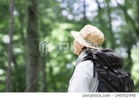 一位笑容燦爛、活力四射的女性,一張初夏戶外郊遊的照片,沒有露臉,只露出了她的背影。 一位笑容燦爛、活力四射的女性,一張初夏戶外郊遊的照片,沒有露臉,只露出了她的背影。 140502948