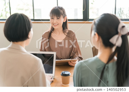 Asian women and business women (sales and planning) who have meetings, meetings, and meetings while looking at documents and materials 140502953