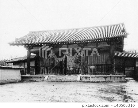 Todai-ji Temple's Tengai-mon Gate: A National Treasure of Japan Todai-ji Temple's Tengai-mon Gate: A National Treasure of Japan 140503310