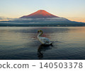 富士山和天鵝的日出 140503378