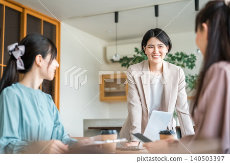 Businesswoman holding a marketing meeting (office casual, meeting) Businesswoman holding a marketing meeting (office casual, meeting) 140503397