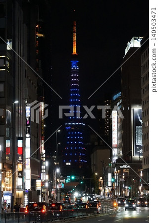 東京鐵塔和六本木的城市景觀在夜空中閃耀著藍色的光芒-六月,港區 2478 武士藍 東京鐵塔和六本木 東京鐵塔和六本木的城市景觀在夜空中閃耀著藍色的光芒-六月,港區 2478 武士藍 東京鐵塔和六本木 140503471
