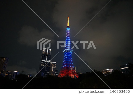東京鐵塔和麻布台山在夜空中閃耀著藍色的光芒,六月,港區,2497 Samurai Blue,從東京塔芝王子公園拍攝。 東京鐵塔和麻布台山在夜空中閃耀著藍色的光芒,六月,港區,2497 Samurai Blue,從東京塔芝王子公園拍攝。 140503490